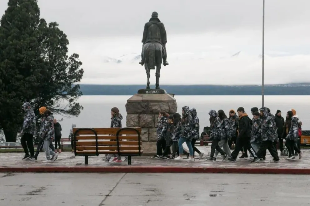 Bariloche ya registra el arribo semanal de entre 5.000 y 6.000 jóvenes. Foto: Facundo Pardo