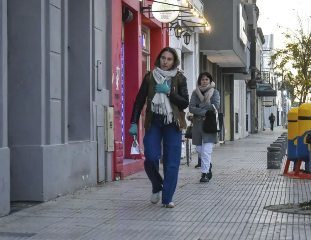  Los pronósticos oficiales anticipan jornadas con temperaturas moderadas, abundante nubosidad y períodos de vientos intensos durante los próximos días. Foto: Archivo.