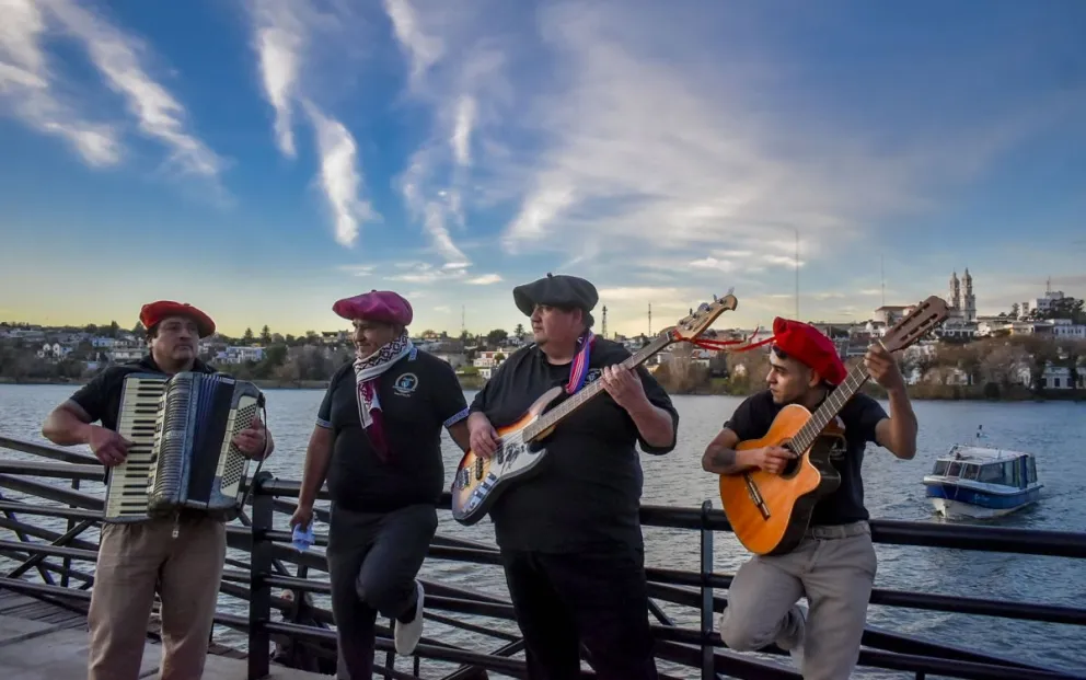 El grupo que revitaliza el chamamé en la Patagonia.  (Fotos: Vanesa Schwemmler).
