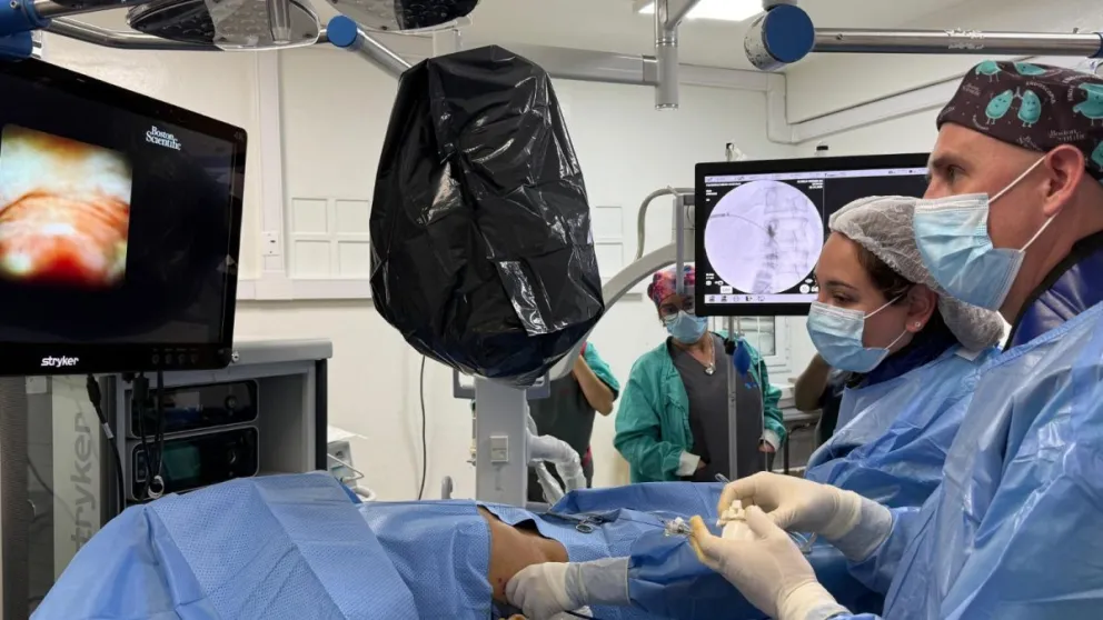 El equipo de la Clínica Viedma realizando el procedimiento SpyGlass