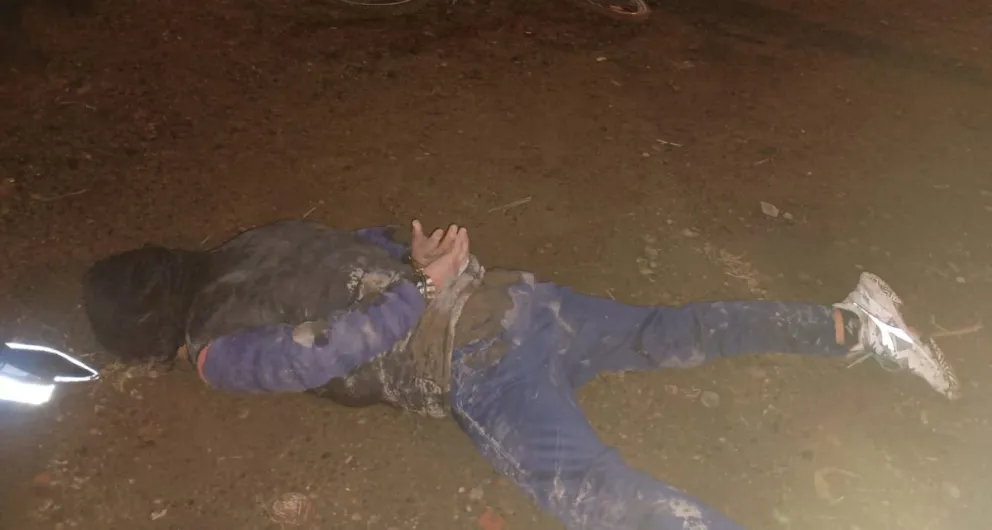 El ladrón terminó todo embarrado, tras una golpiza de la persona a la que le robó. 