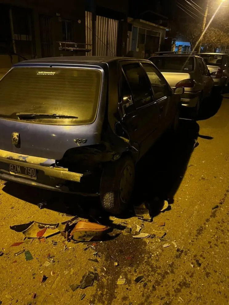 Así quedó el auto que estaba estacionado en la calle Moreno casi Italia 
