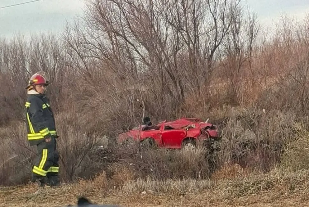 Así quedó el auto volcado en la ruta 250. 