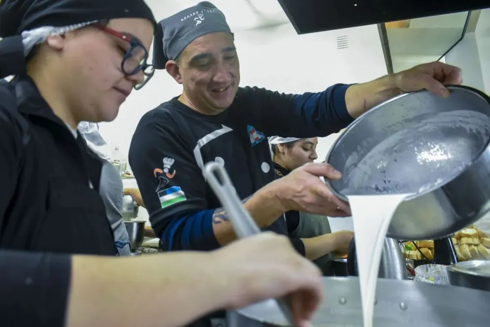 Docentes y estudiantes de Gastronomía preparando 200 viandas para la comunidad académica. Fotos Vanesa Schwemmler para NoticiasNet.