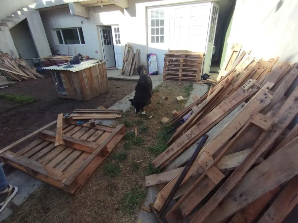 Se sumó un carpintero a la acción solidaria.