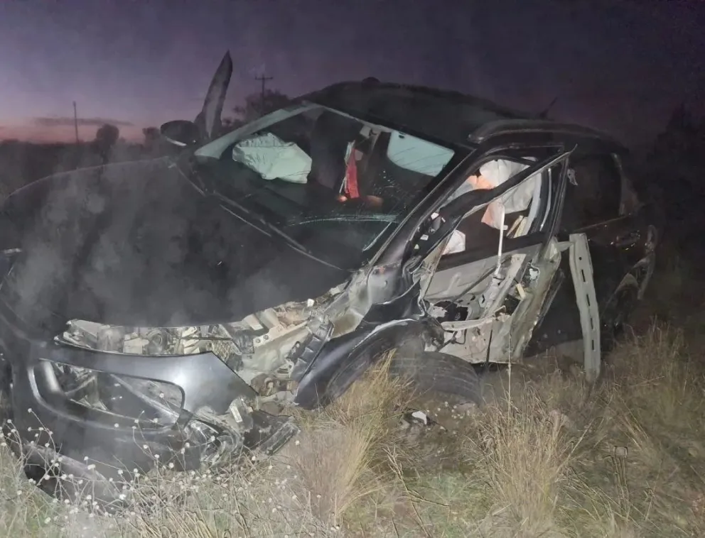 Así quedó el vehículo familiar donde se accidentó una familia viedmense. 