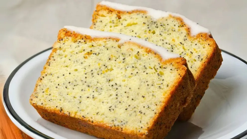 Budín de limón con semillas de amapola.