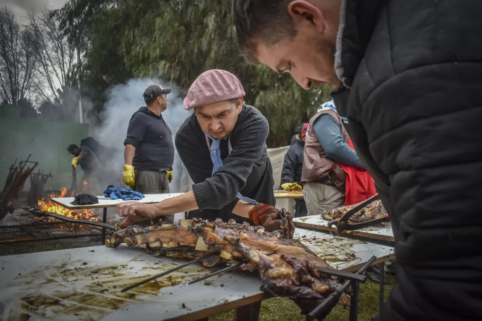 Tremendos costillares se mostraron en la fiesta. Imágenes de Vanesa Schwemmler, exclusivas de NoticiasNet.