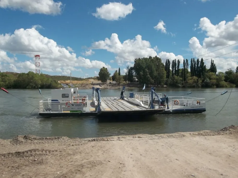 La balsa opera las 24 horas del día. 