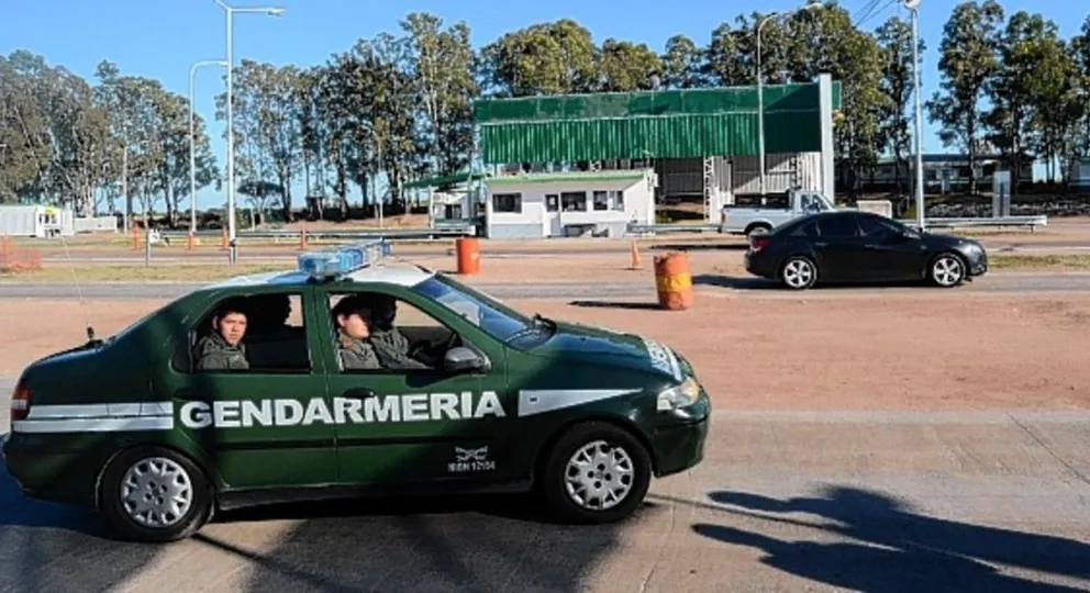 Personal de Gendarmería en el control sobre ruta nacional 3. 