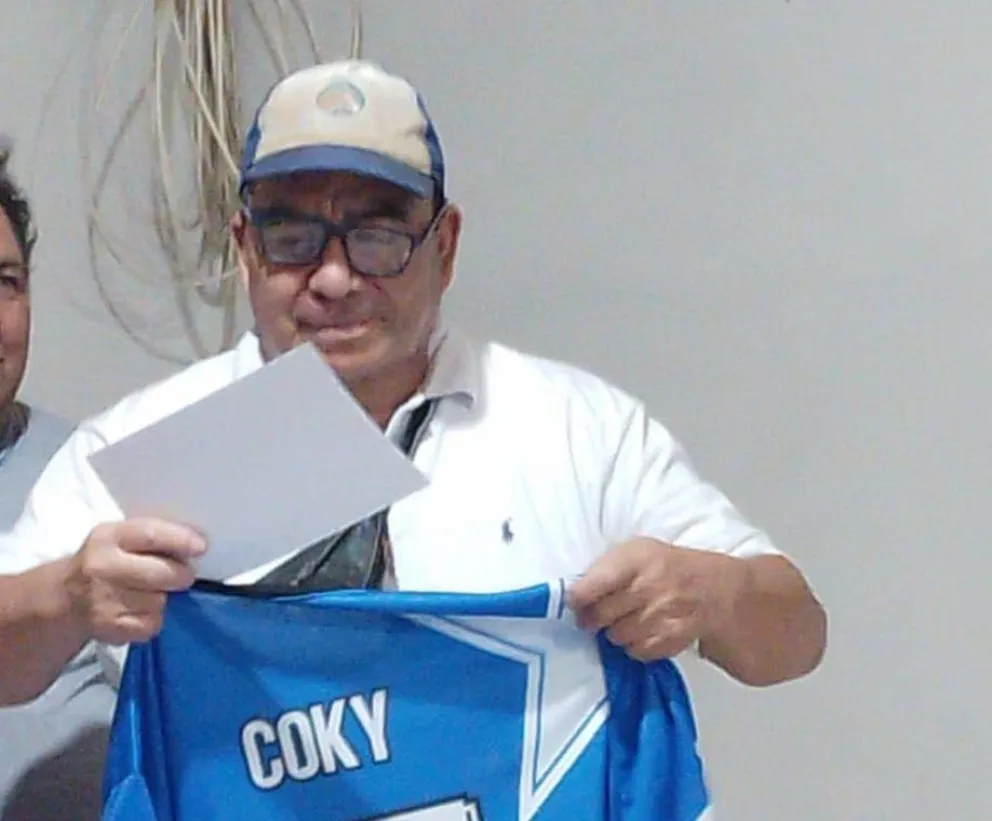 Andrade y la camiseta del club Lavalle. Foto gentileza.