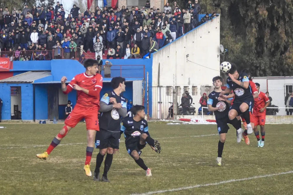 Doblete de Luca Cañumil en el triunfo "aviador". Fotos Vanesa Schwemmler para NoticiasNet.