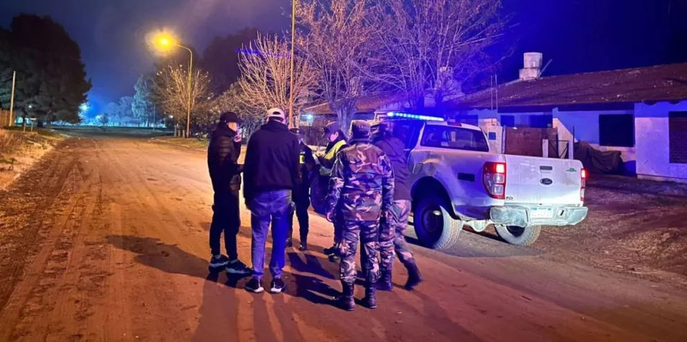 El personal policial en pleno operativo de prevención. 