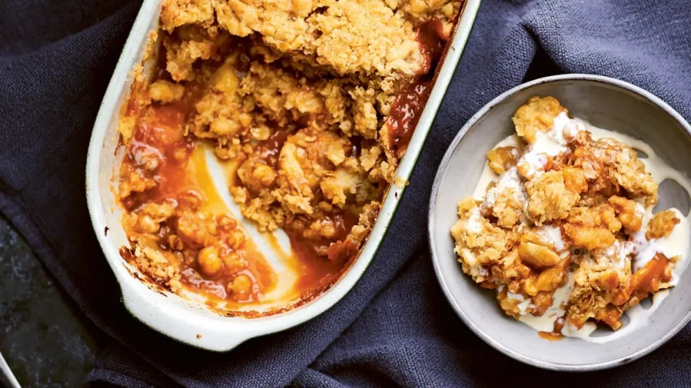 Crumble casero de banana y dulce de leche.