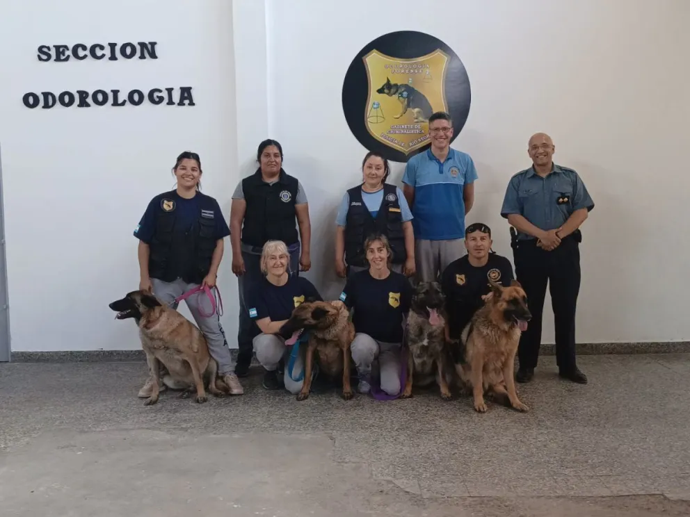 Claudia Castro, los guías y los perros expertos en muestras de olor. 