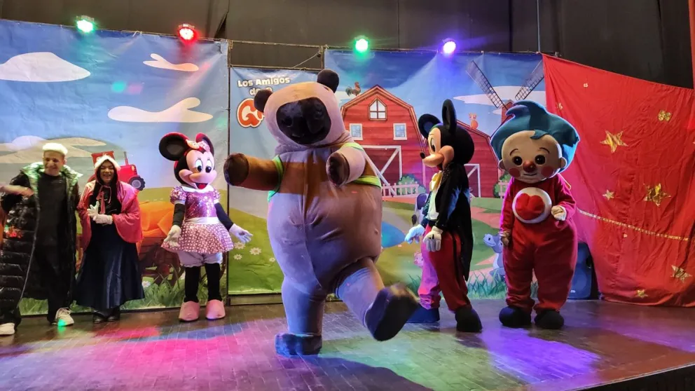 Los personajes en escena, de la mano de Golden Show. Fotos NoticiasNet. 