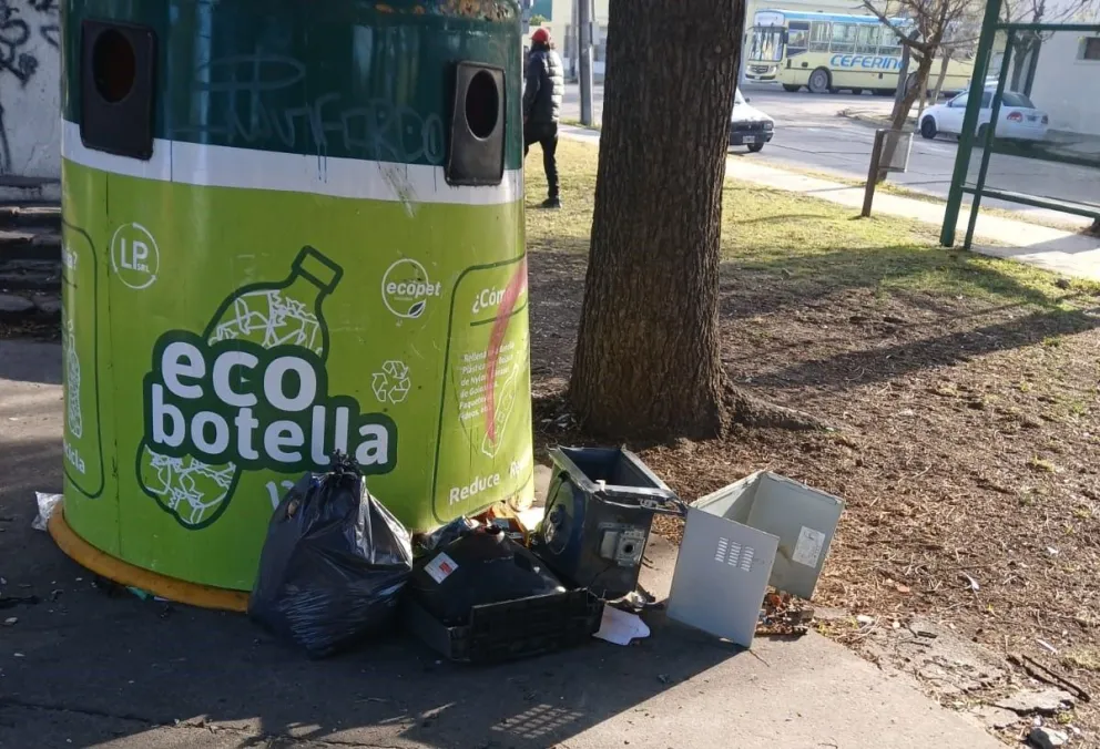 Según los vecinos la basura lleva varios días en el lugar.