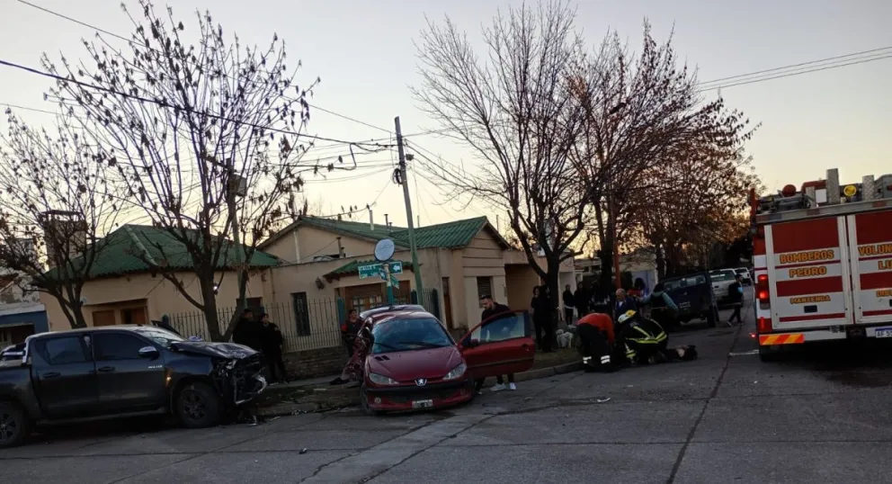 Así quedaron los automóviles tras el fuerte impacto. 