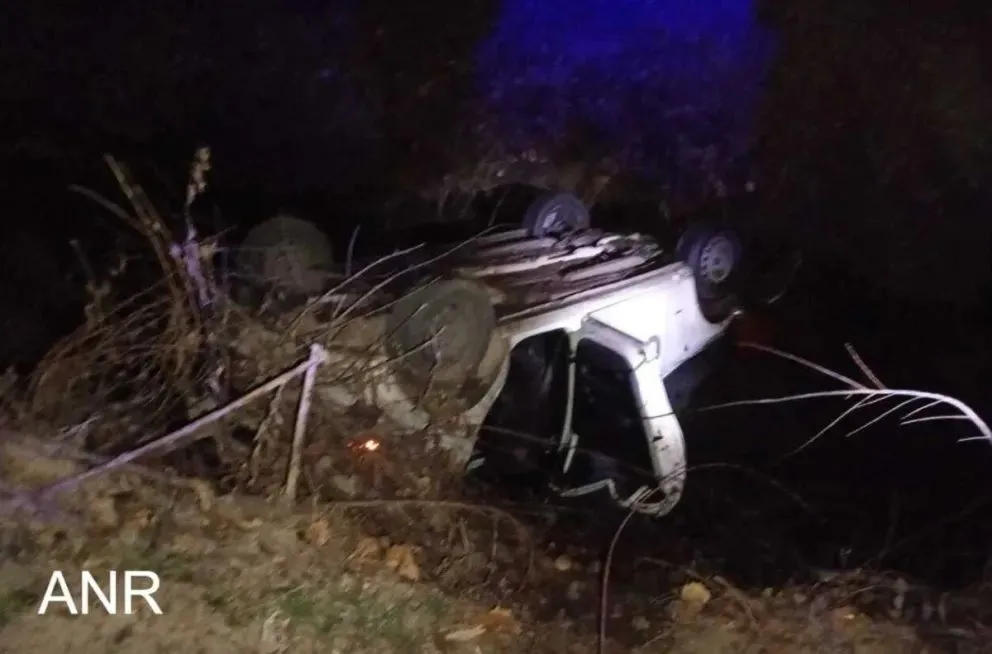 El auto terminó volcado en un canal en la Ruta 22. Dos hombres murieron en el lugar. Foto (Gentileza).
