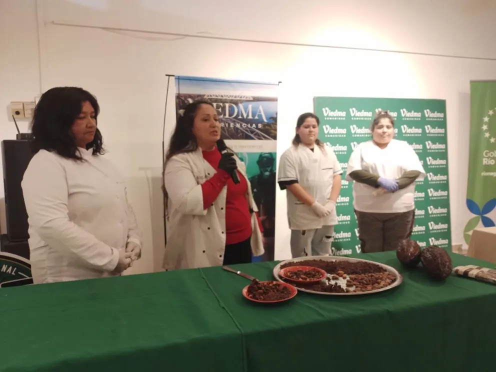 El cierre de la feria fue con una charla sobre el proceso de creación del chocolate local. 