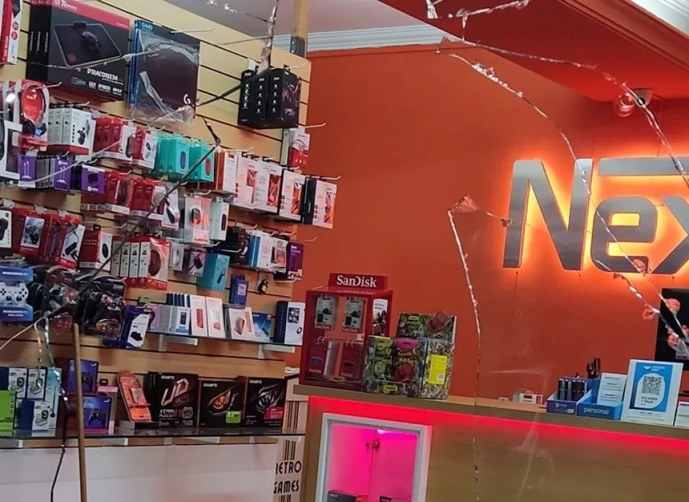 Así quedó el local dañado en su vidriera de exposición. Foto proporcionada por la víctima. 