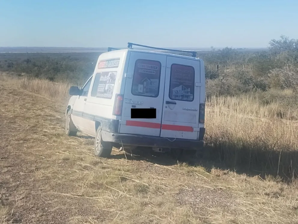 Camioneta abandonada a la vera de la ruta 3. 