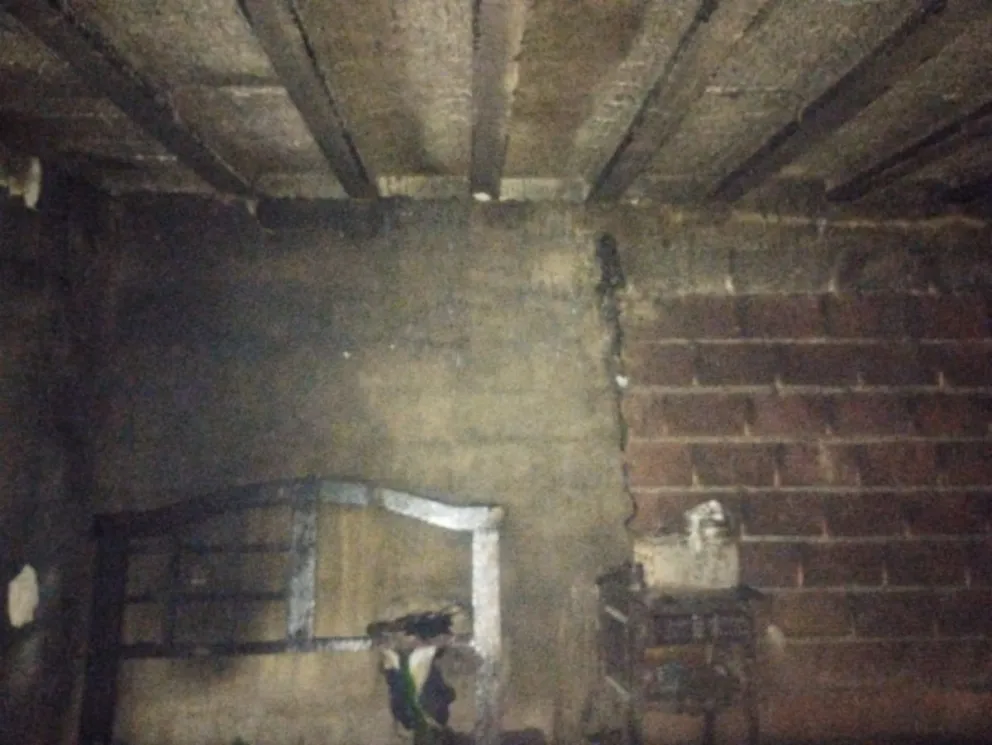 Vivienda en llamas y alta tensión con el dueño de la propiedad en San Antonio Oeste. 