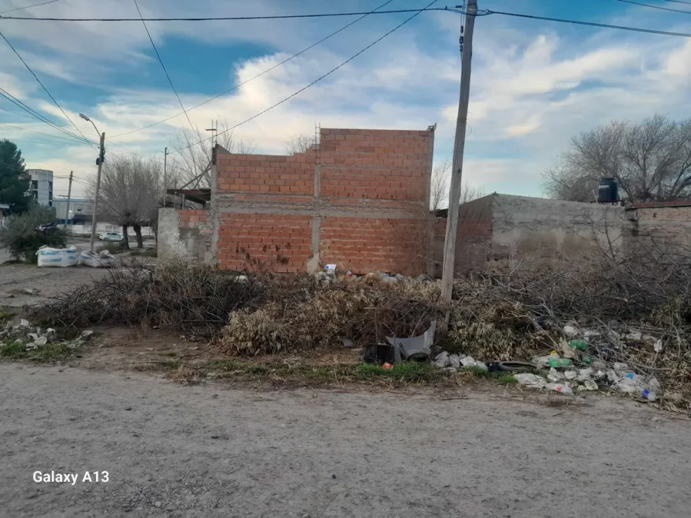 Baldío apuntado por vecinos como un depósito de basura. 