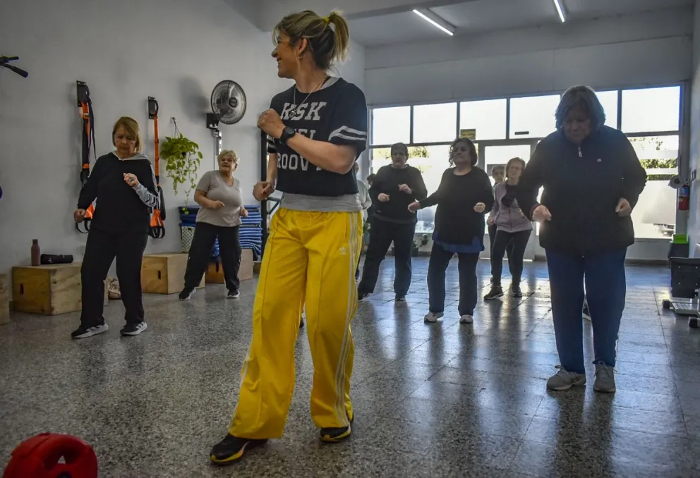 Mujeres de entre 70 y 95 años entrenando. Fotos de Vanesa Schwemmler para NoticiasNet.