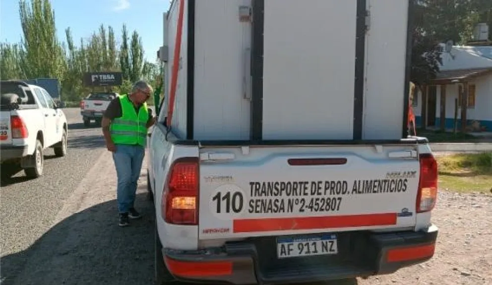 Toman muestras para evitar la mosca de los frutos.