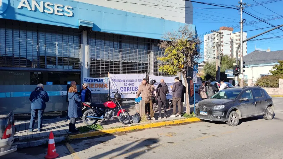 La protesta tuvo lugar en la mañana de este miércoles en la esquina de 25 de Mayo y Sarmiento. 