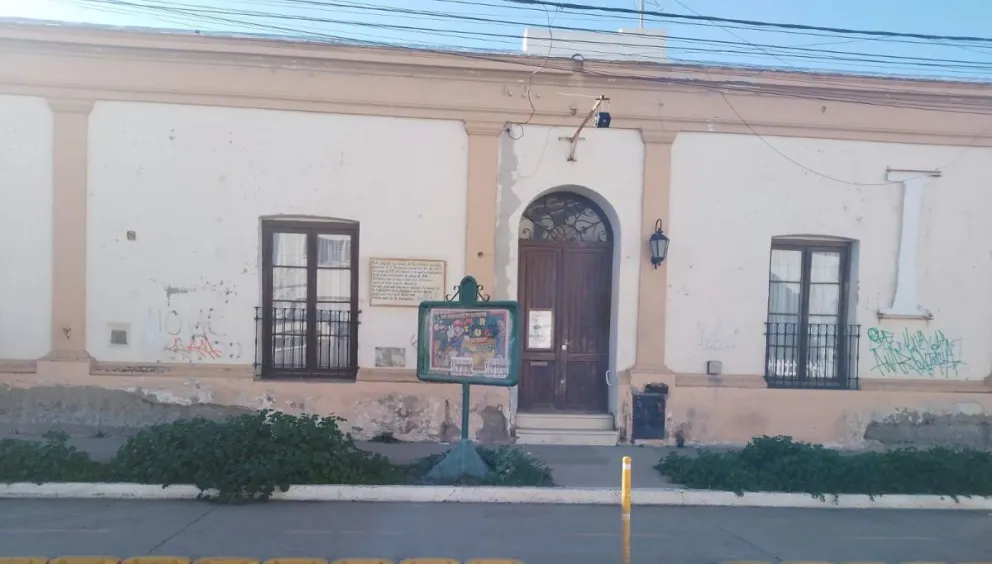 El edificio está ubicado en la calle Rivadavia, en pleno centro de la ciudad. 