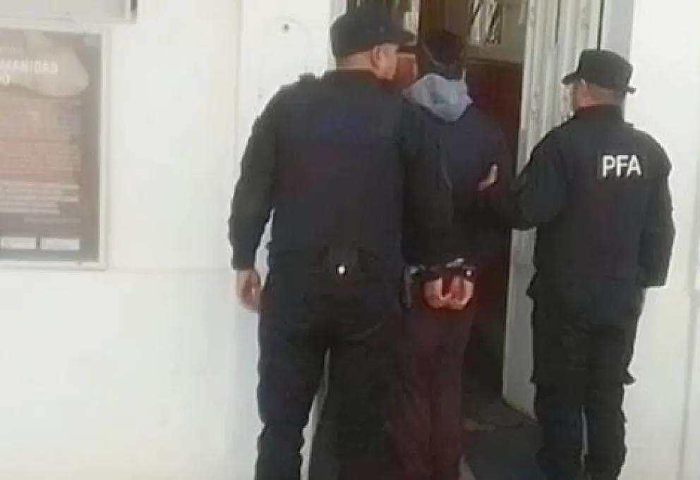 Detenido ingresa a la delegación de la fuerza federal. Foto gentileza.