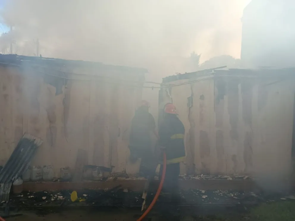 Incendio en una casa del balneario El Cóndor. Fotos gentileza.