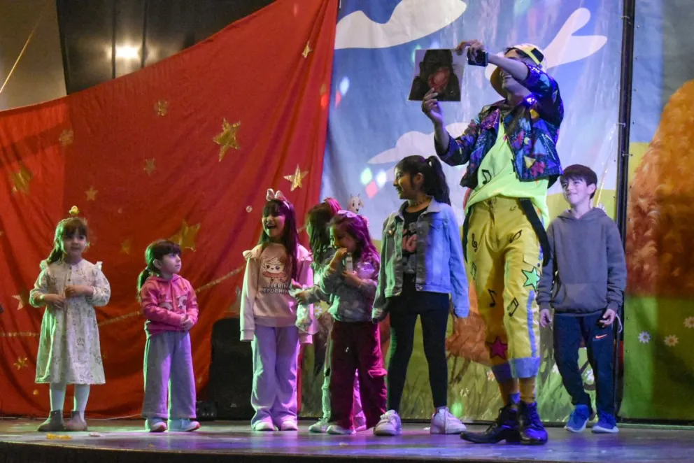 Traslado en colectivos, visita al Palacio Municipal y presencia de personajes populares. (Fotos Vanesa Schwemmler). 