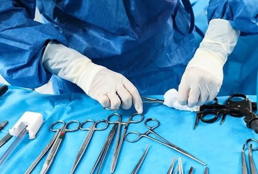 Se utilizó navegación asistida para asegurar el éxito del reemplazo articular.