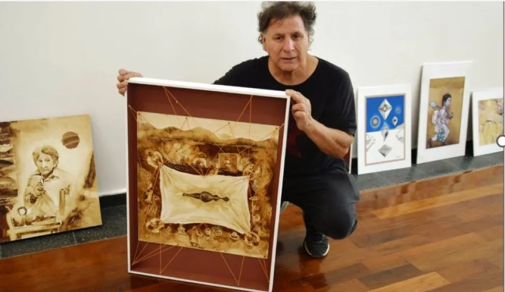 El artista junto con una de sus creaciones. 