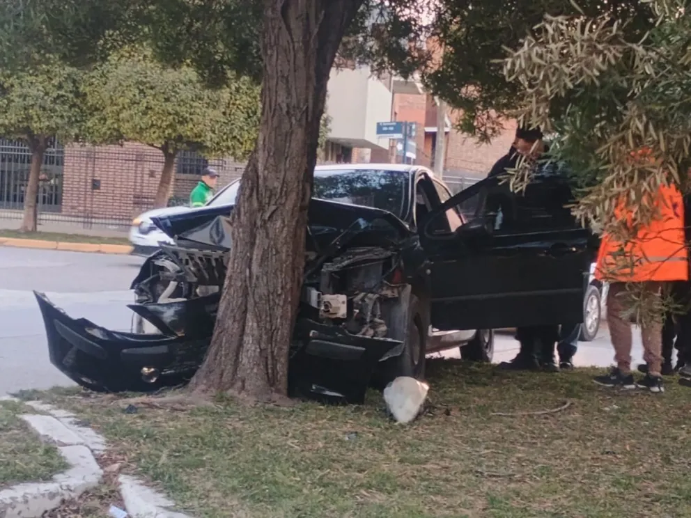 Violento choque en la costanera de Viedma. Fotos NoticiasNet. 