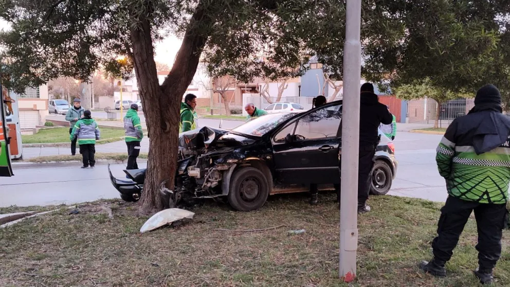 Tremenda colisión en la costanera de Viedma. Foto NoticiasNet. 