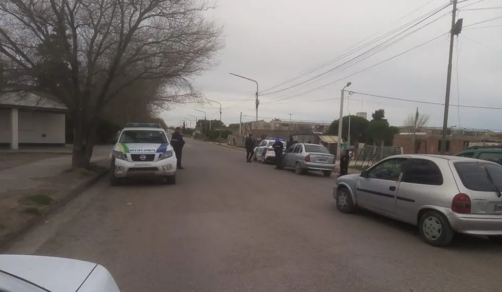 Procedimiento con un sujeto ebrio y violento en el barrio Guido de Viedma. 