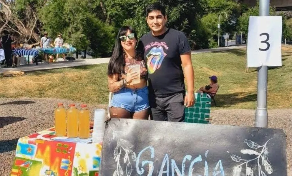 Carla y Lautaron en una de las ferias realizadas en el parque Ferreira. 