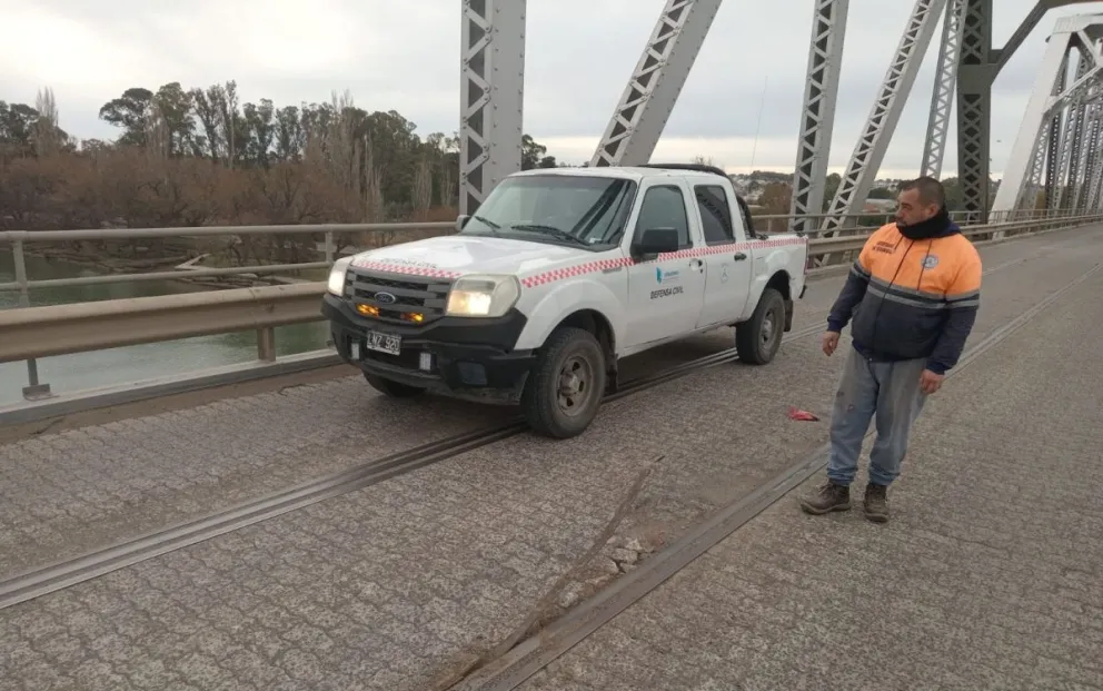 El personal municipal trabajó en el puente.
