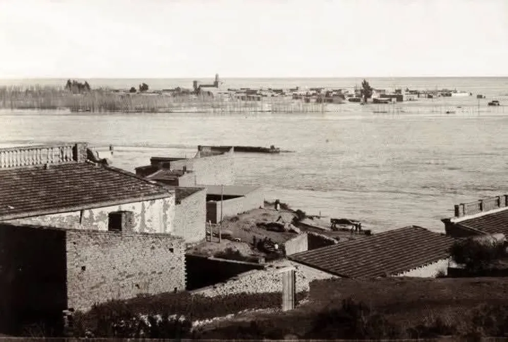 El agua llegando a los techos de las propiedades. Fotos gentileza. 