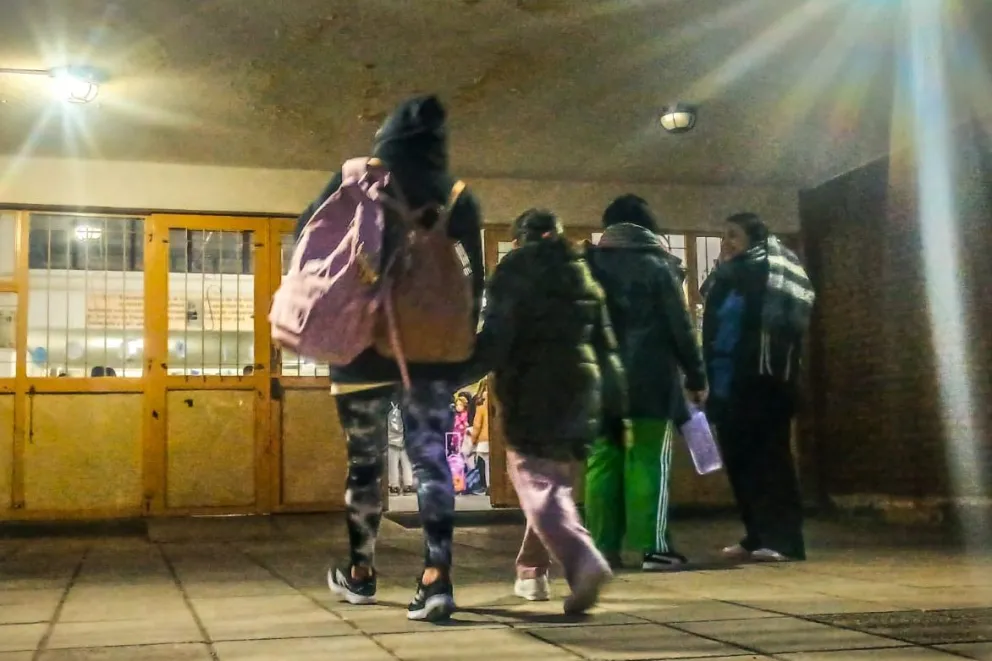 Fue intenso el movimiento en los establecimientos educativos a pesar del frío. Foto Vanesa Schwemmler para NoticiasNet.