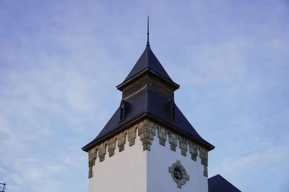 Detalle de la torre de la edificación donde funcionó la Empresa Nacional de Telecomunicaciones (fotos: Facundo Pardo).