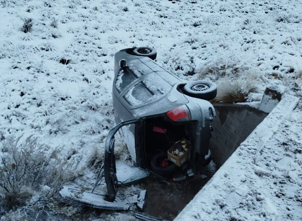 La nieve le jugó una mala pasada a la conductora y el vehículo terminó en una alcantarilla. Foto gentileza.
