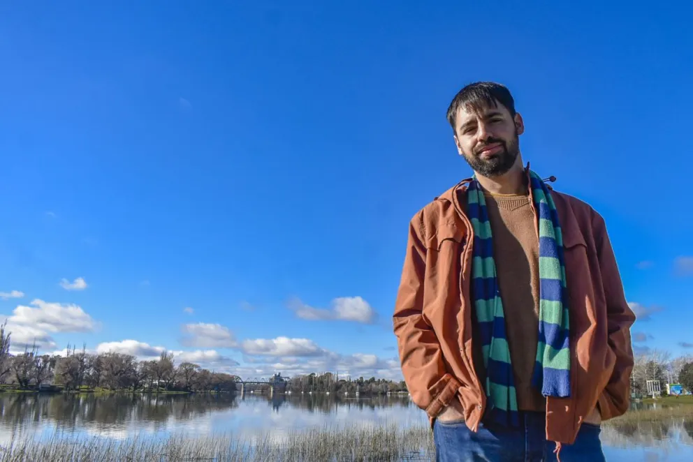 Luciano Nacci disfrutando de la costanera, en una tarde de invierno (Fotos: Vanesa Schwemmler).