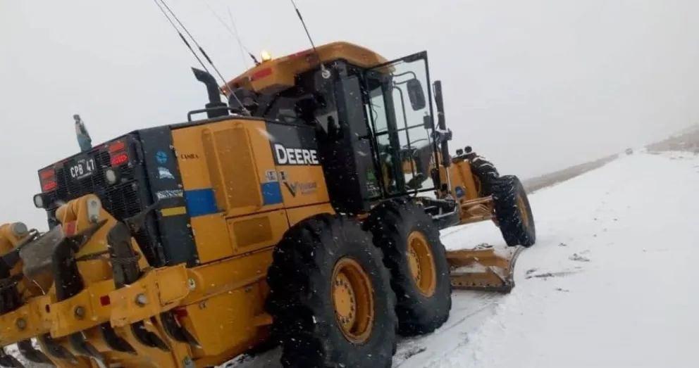 La maquinaria vial se encuentra en las rutas, despejando las distintas arterias 