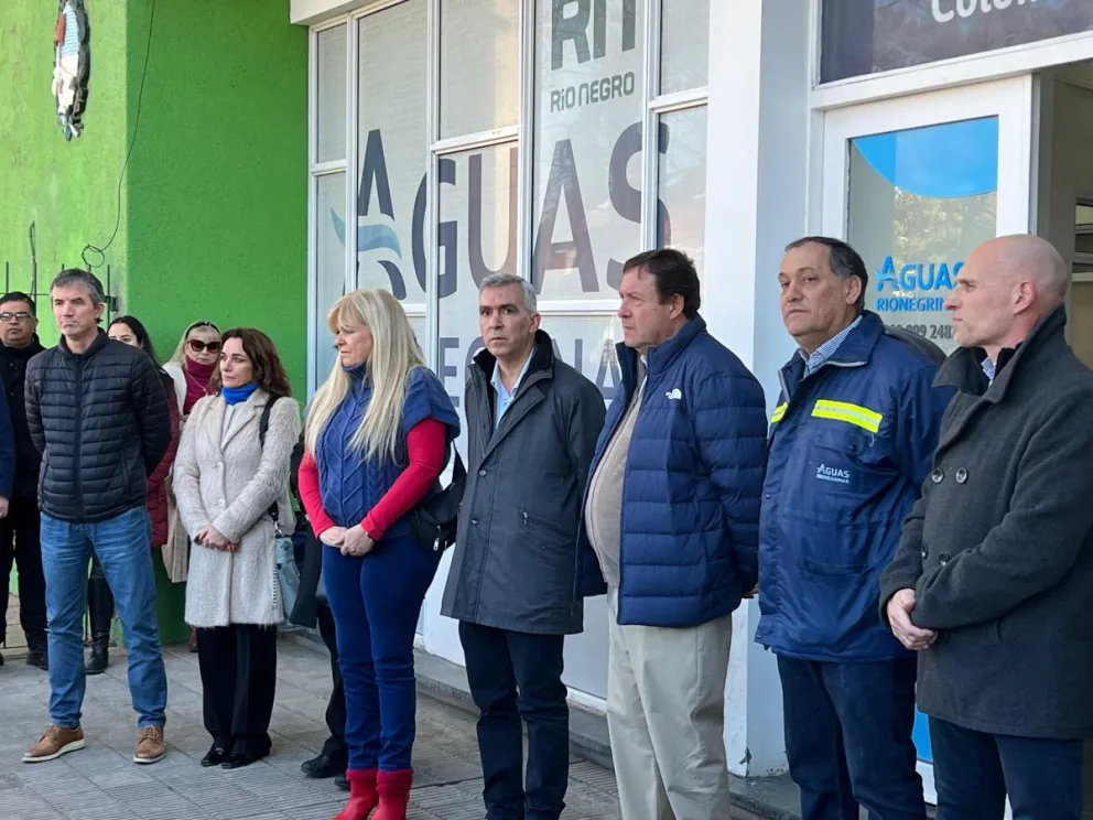 Alberto Weretilneck y parte de su equipo estuvieron en la entrega de equipamiento a Aguas Rionegrinas 