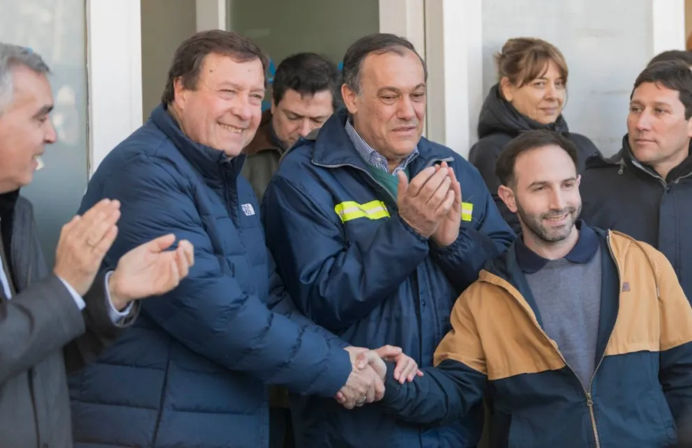 Saludo a empleados de ARSA. Acompañan al mandatario provincial, Facundo López e Iud.